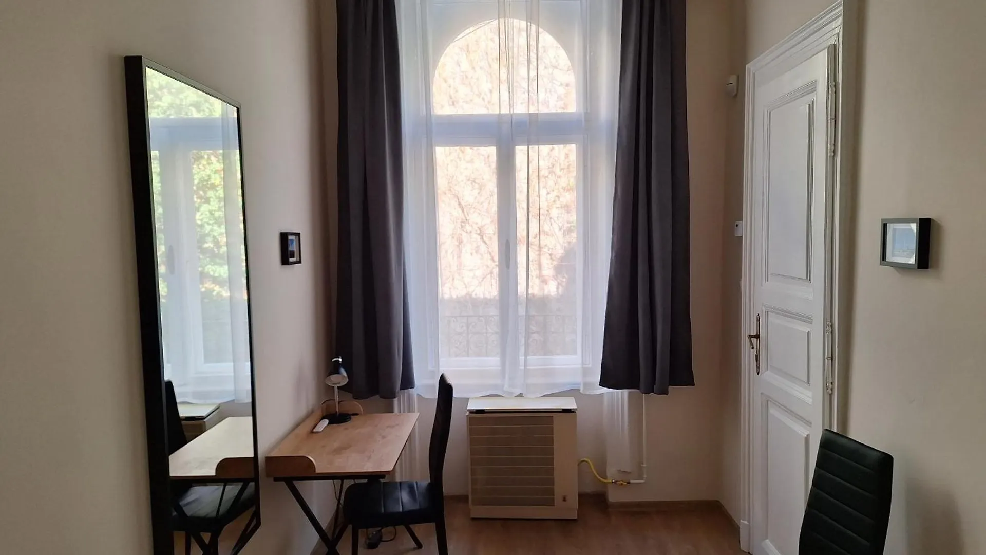 Lofty Apartment With Free Garage Near The Gozsdu Courtyard Budapest
