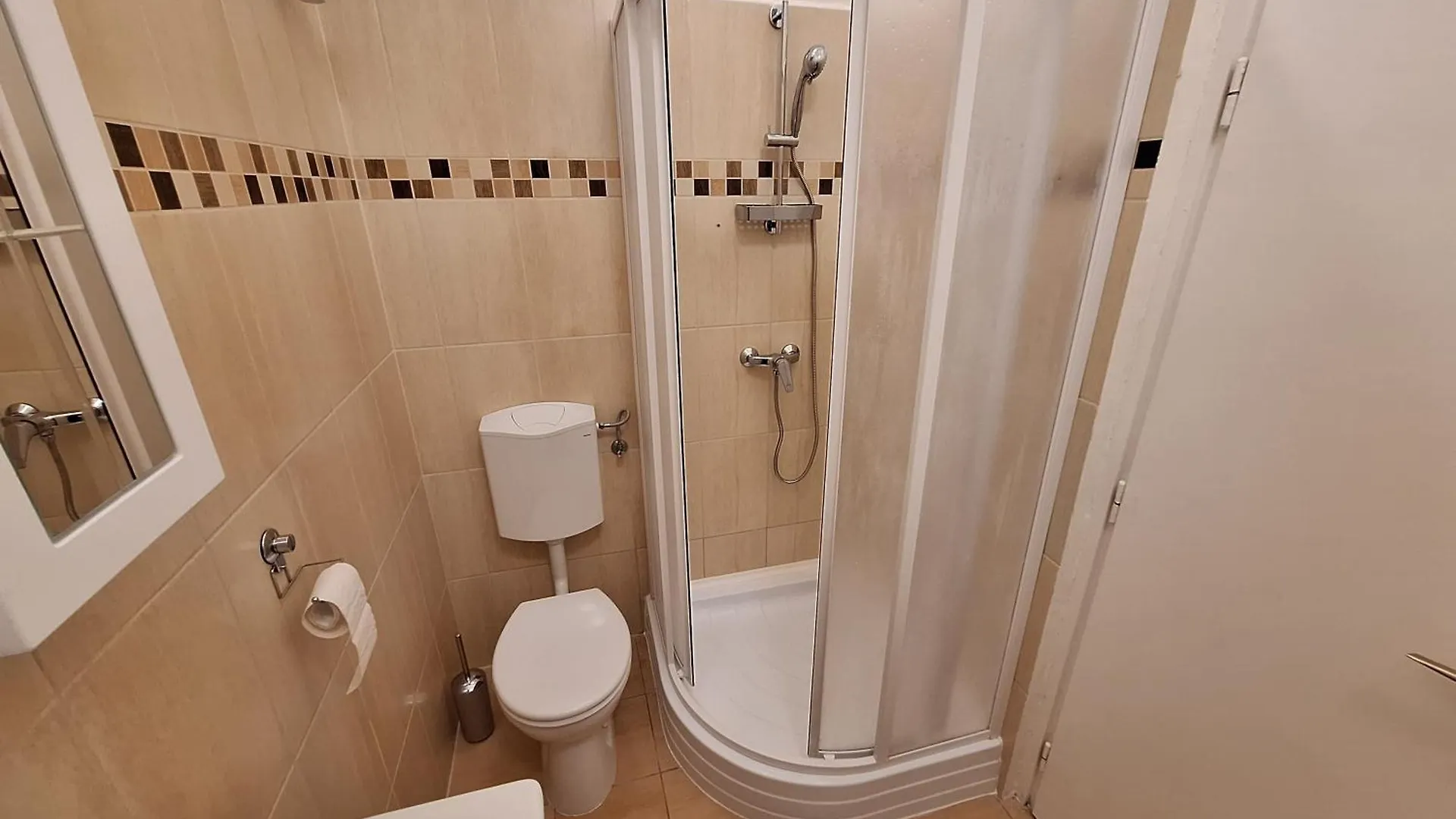 Lofty Apartment With Free Garage Near The Gozsdu Courtyard Budapest